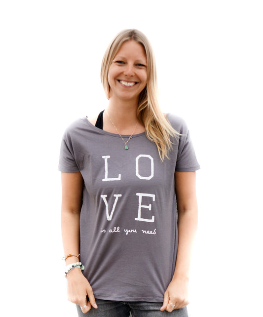 LOVE is all you need V-back tshirt Grey