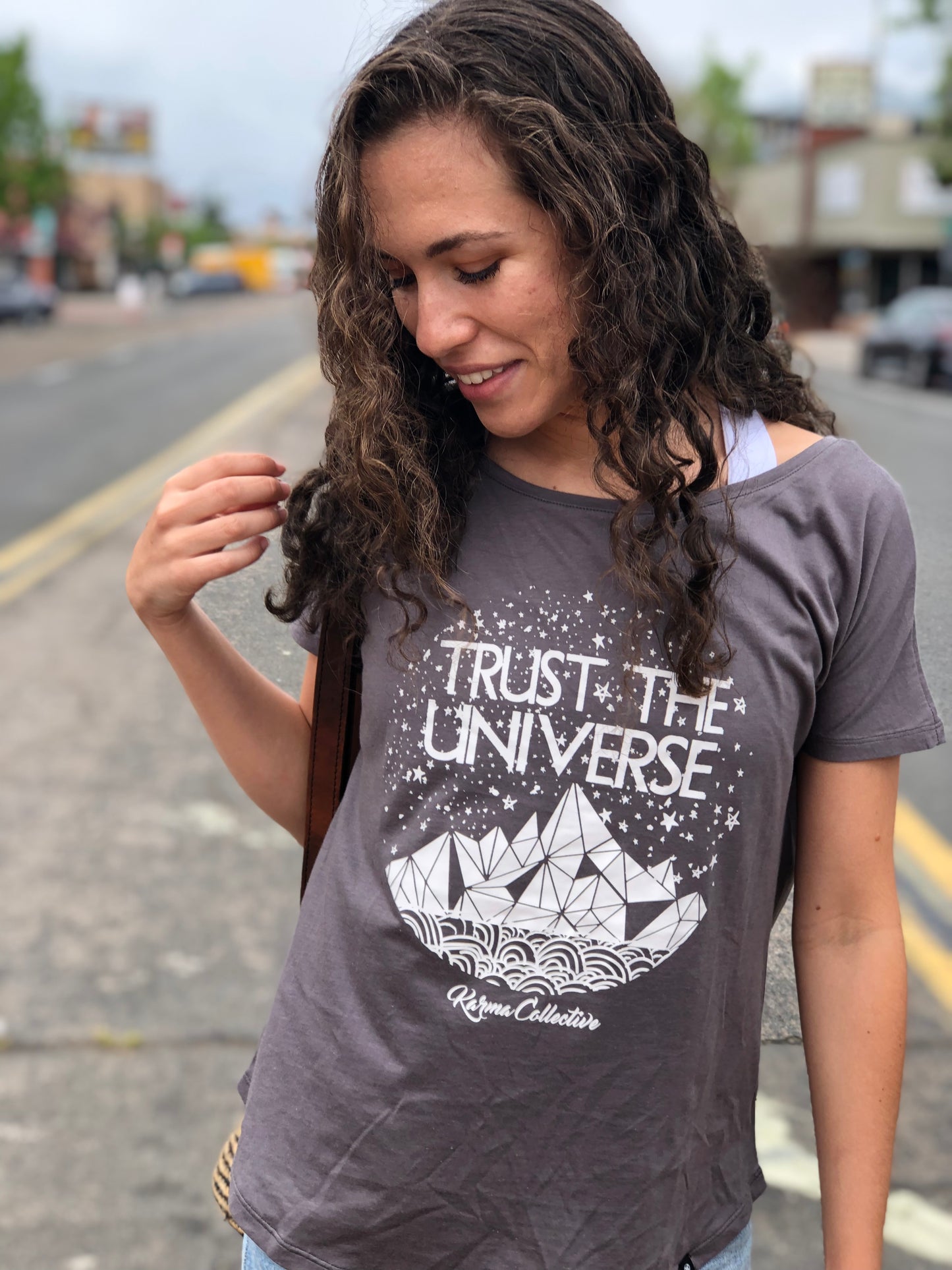 Trust the Universe Vback t-shirt Grey