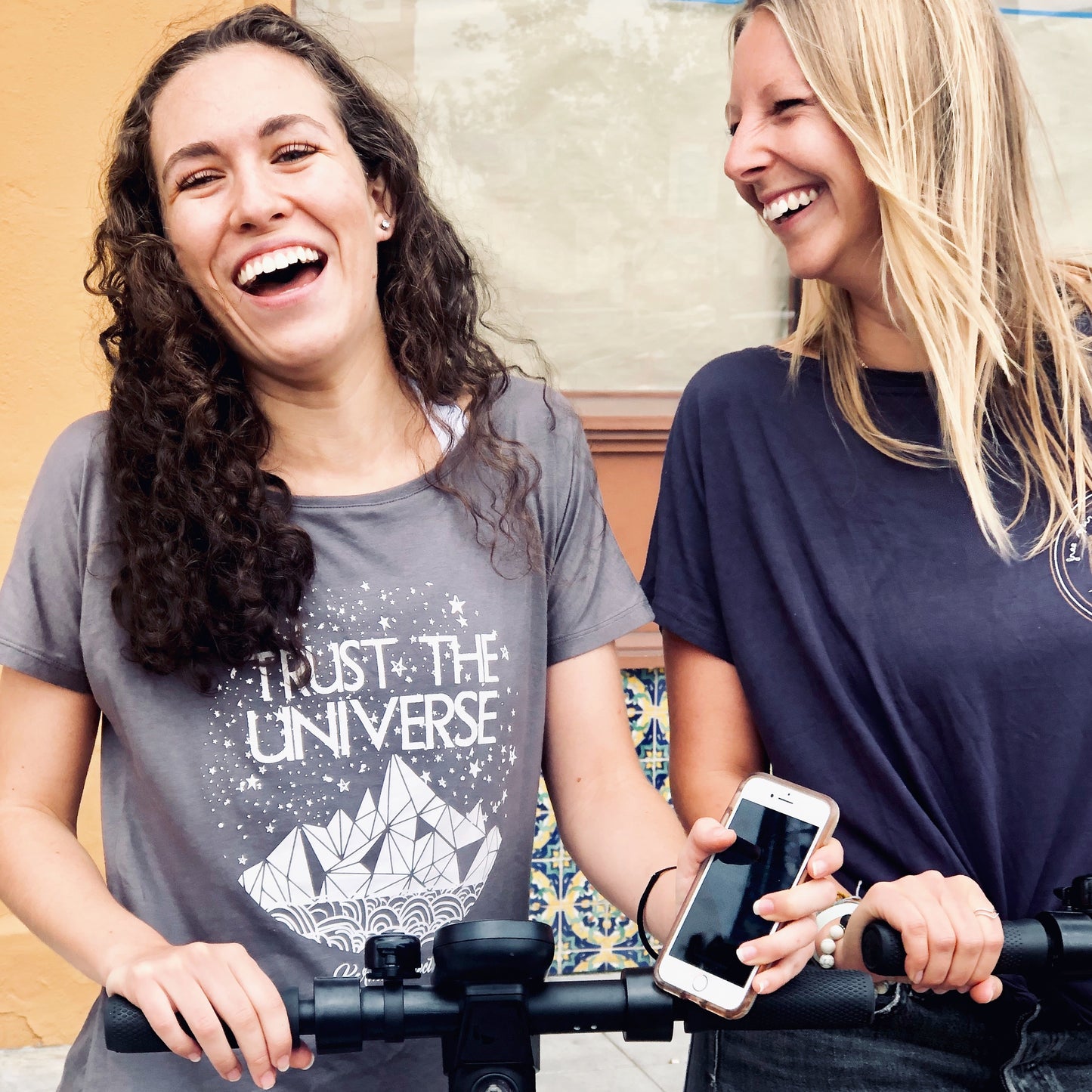 Trust the Universe Vback t-shirt Grey